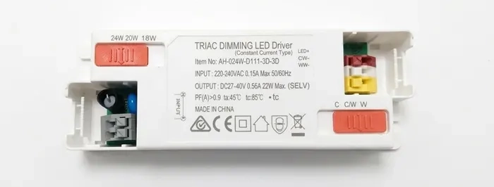 Driver TRIAC PURE-DS con preset DIP e banchi di dip switch per potenza e CCT, per downlight da 8-24W