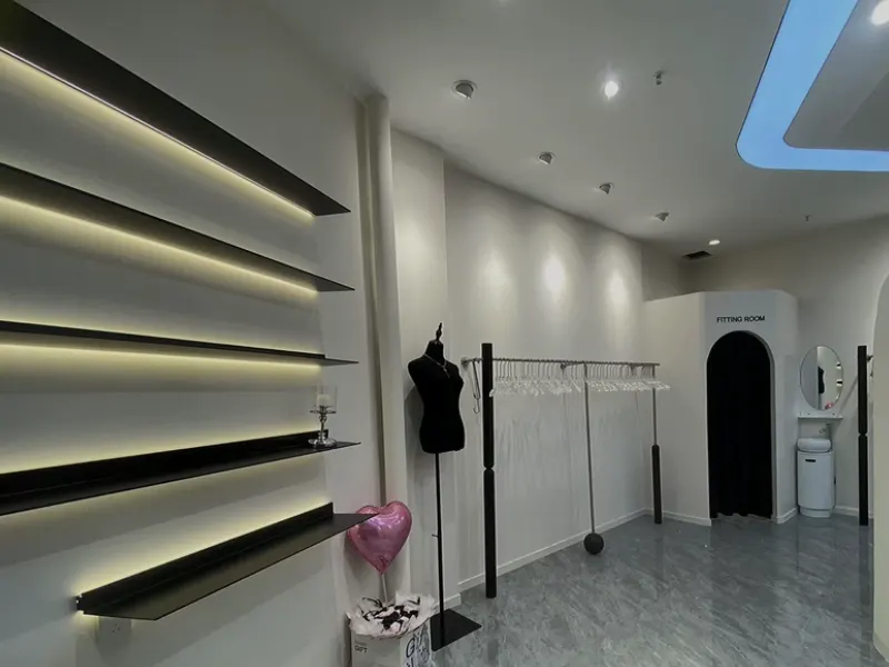 用于服装店陈列重点照明的 AXIS-G GD01 万向筒灯