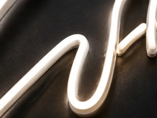 Neon flessibile sottile in silicone a flessione laterale LC-NS che delinea i tratti di lettere scatolate in visione notturna