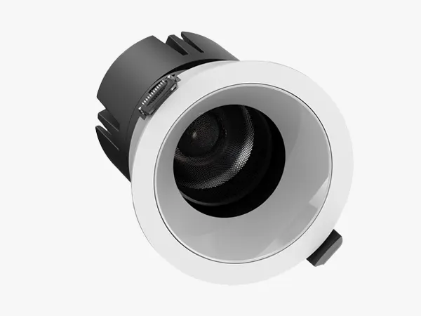 Frontansicht des schwenkbaren AXIS-X Downlights mit tief sitzender Entblendungslinse