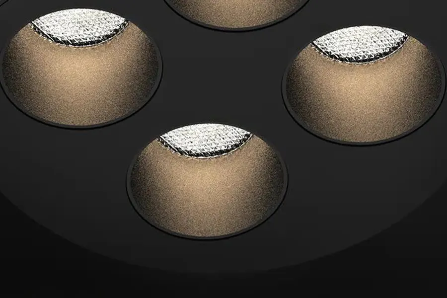 DOTS-C Multi-Cell-Downlight erzeugt tiefe, abgeschirmte Lichtkegel, während die Decke ringsum dunkel bleibt